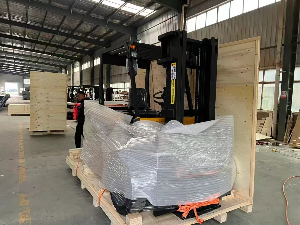 5T electric forklift with wooden package
