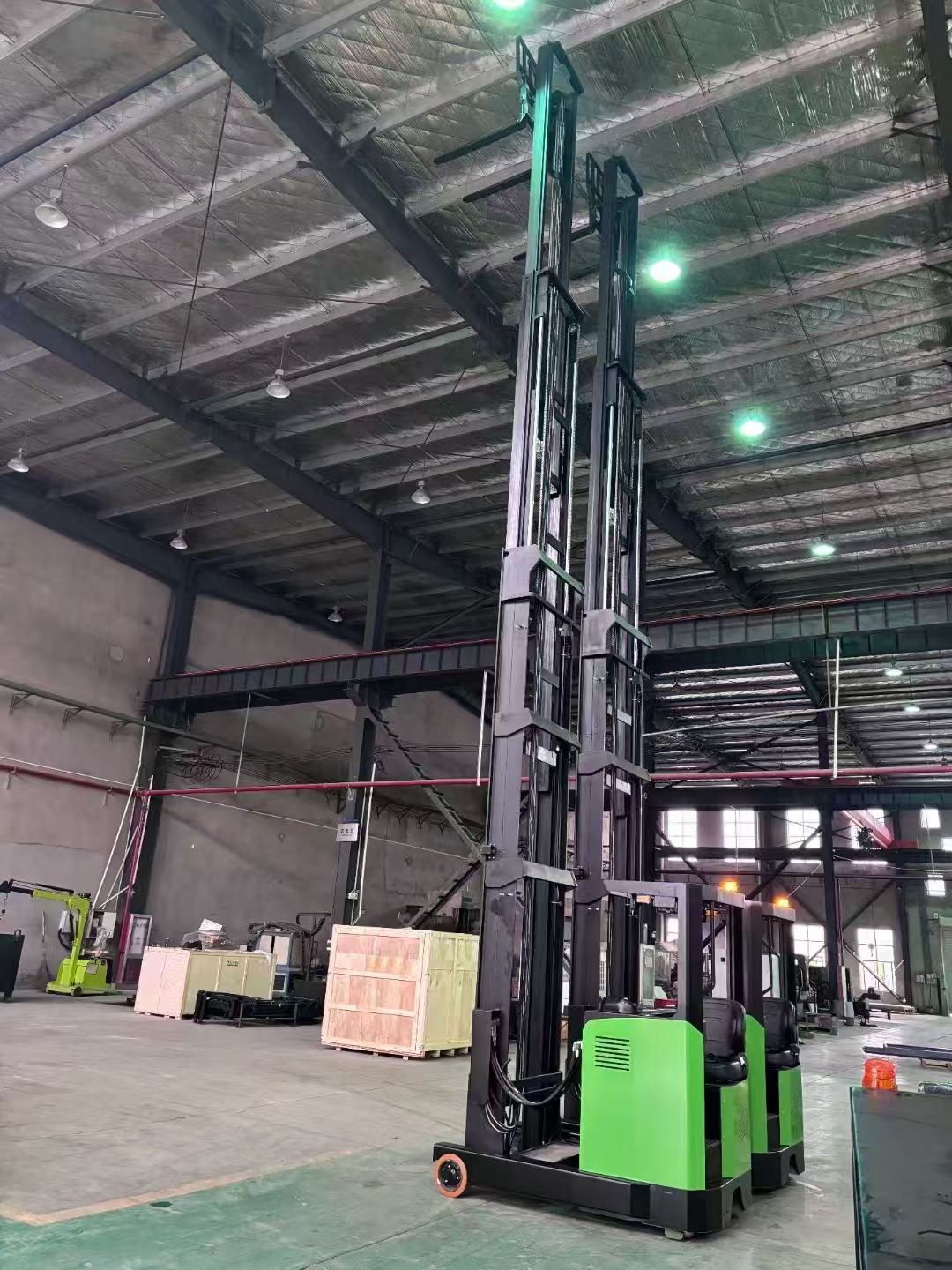 forward reach stacking truck