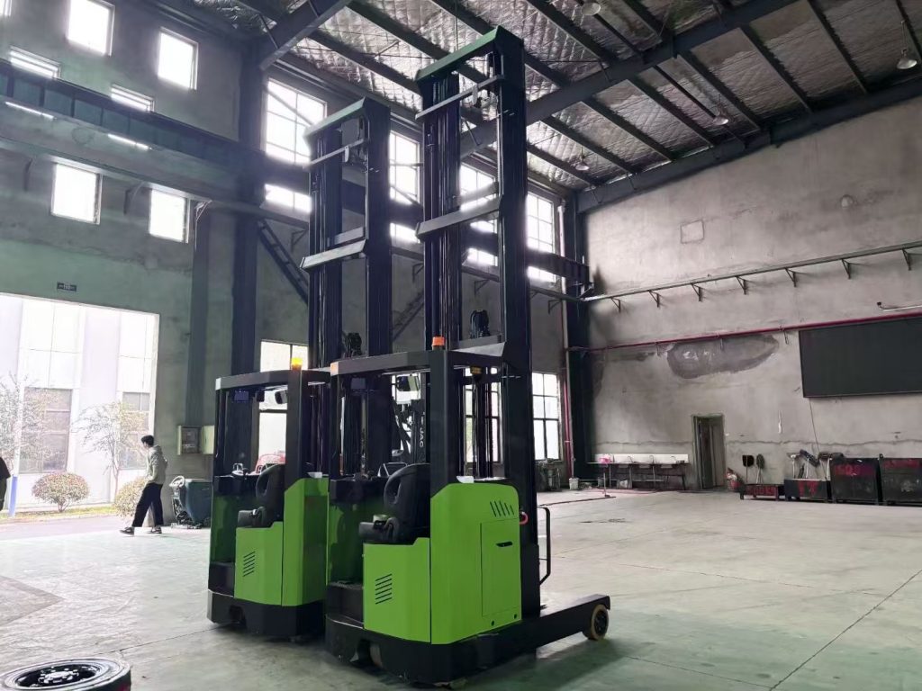 forward reach stacking truck
