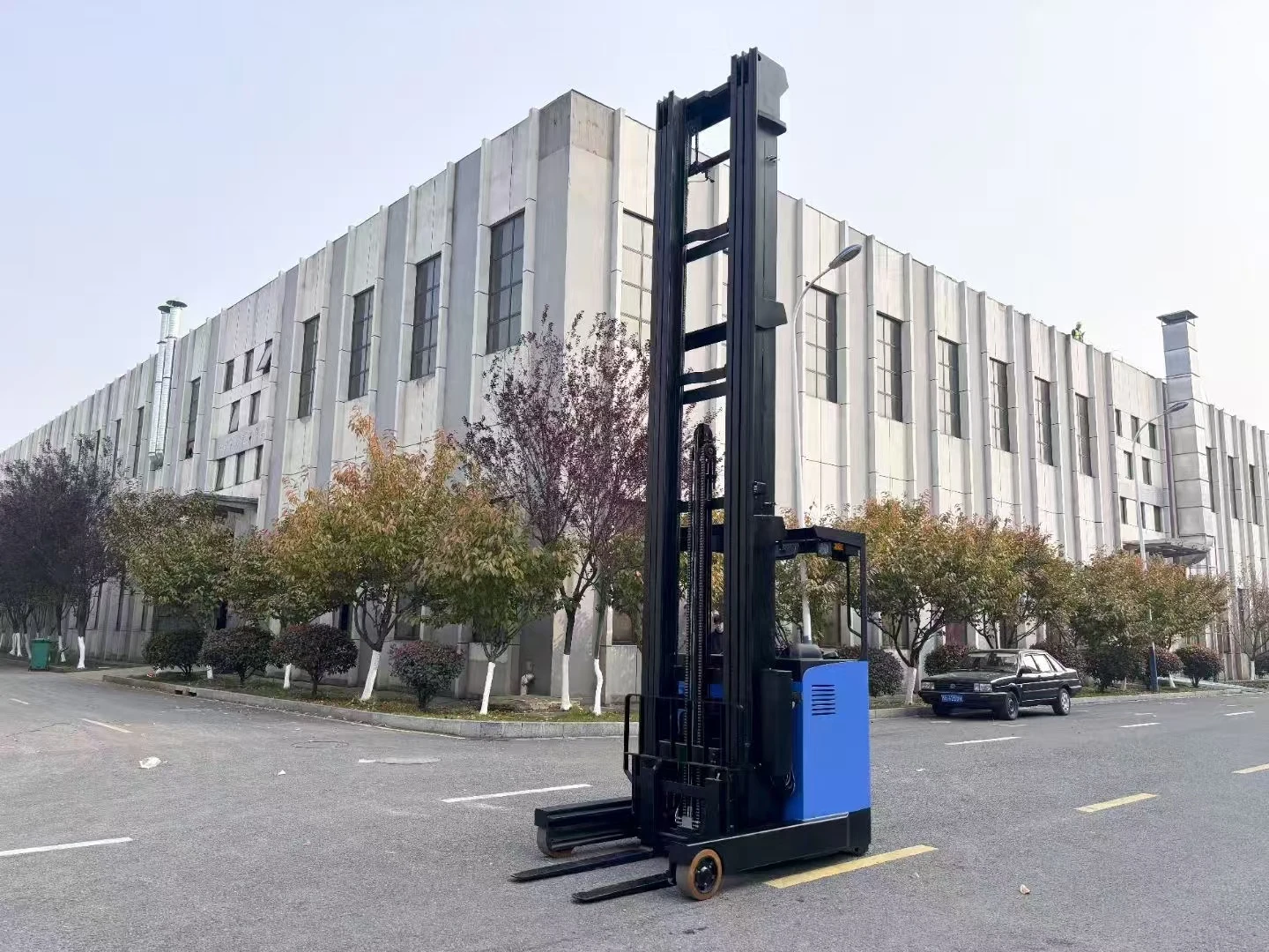 2T Reach truck