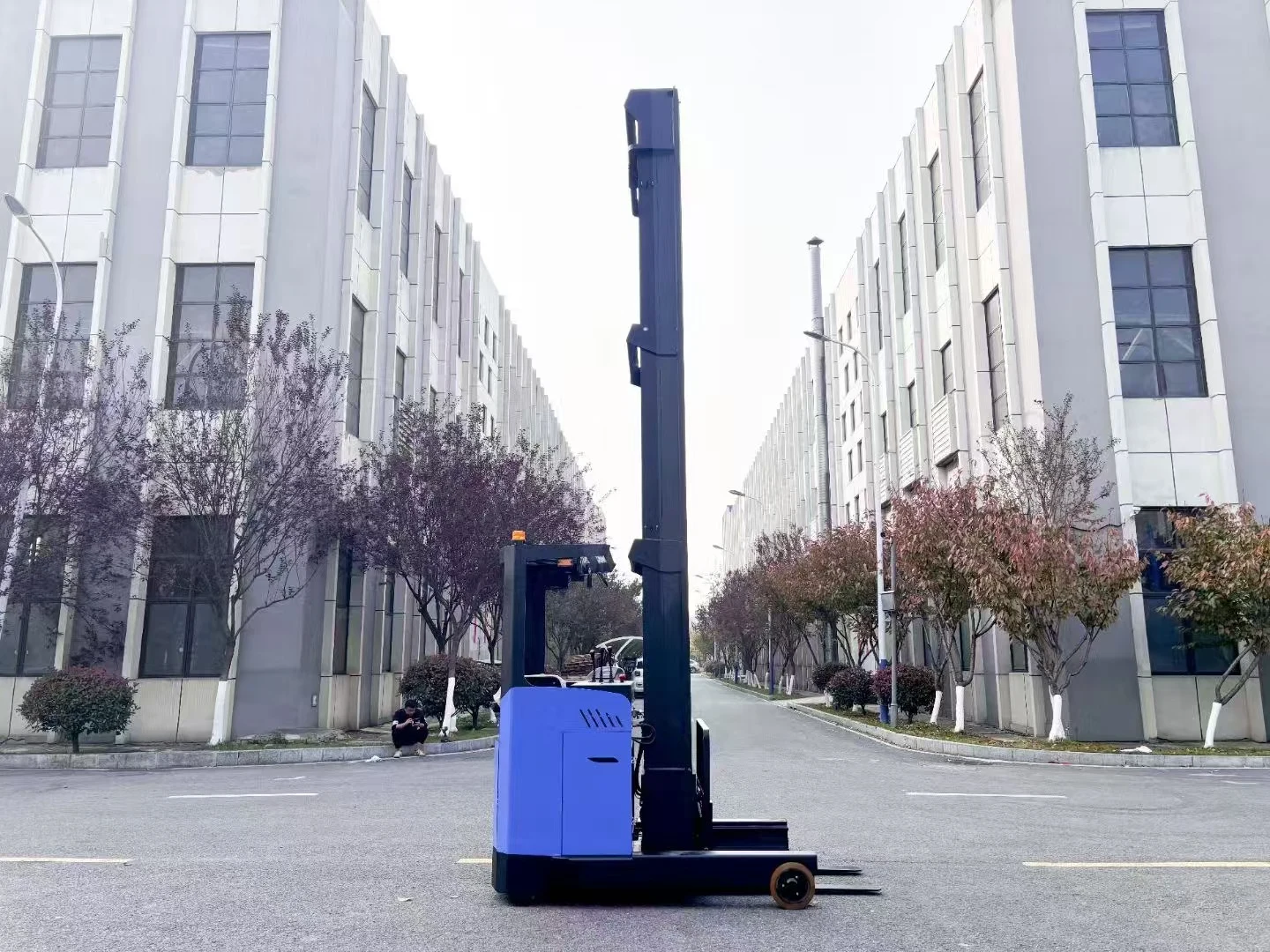 2T Reach truck