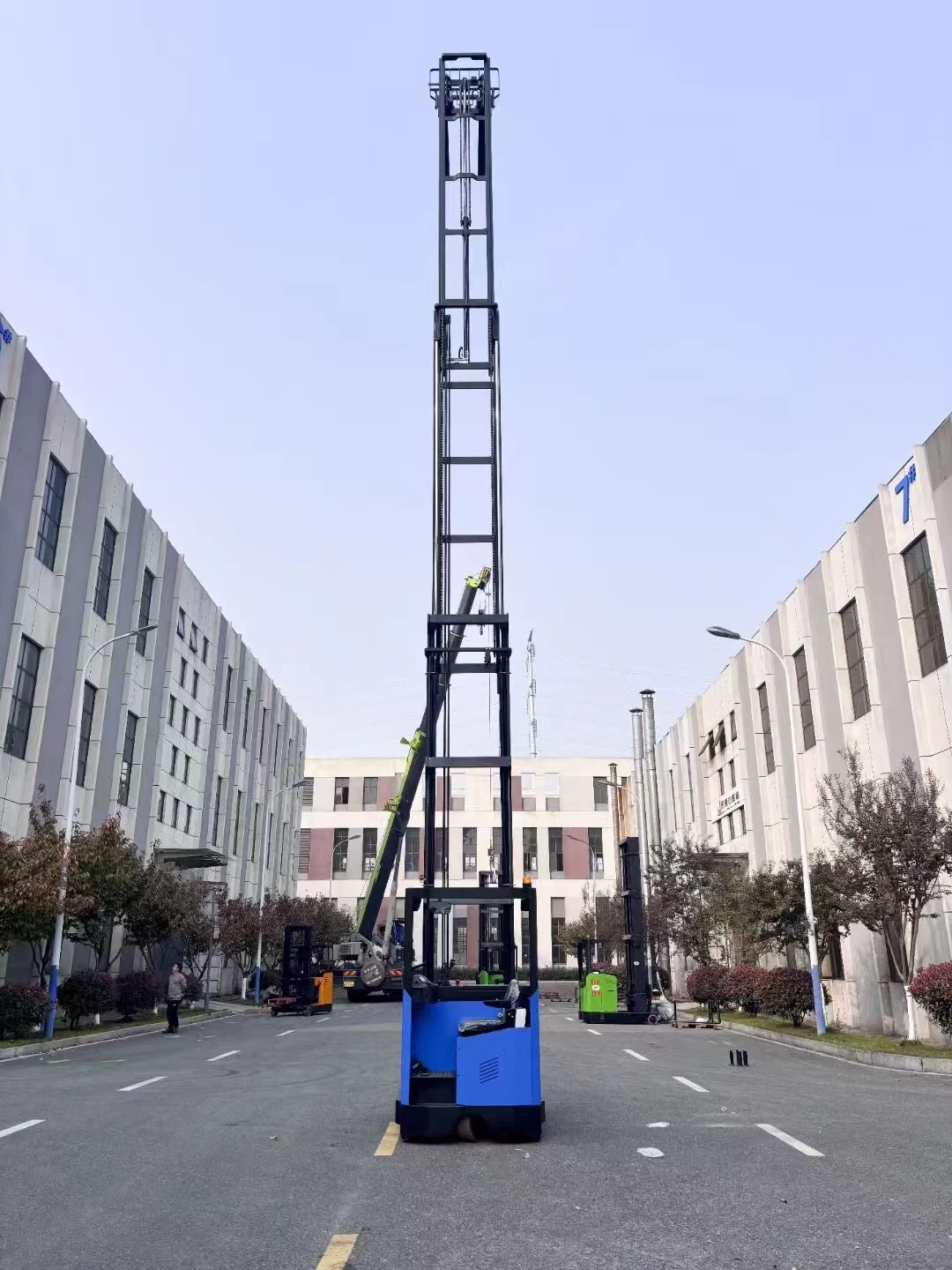 2T Reach truck