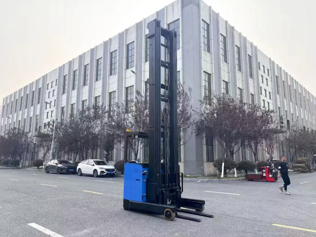 2T Reach truck