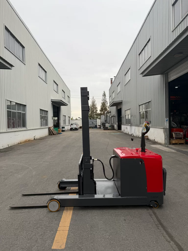 Short-Reach Reach Stacker